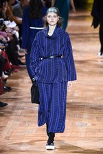 イッセイミヤケ 2017-18年秋冬コレクション - 揺らめくオーロラの光をファッションに落として｜写真21