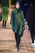 イッセイミヤケ 2017-18年秋冬コレクション - 揺らめくオーロラの光をファッションに落として｜写真23