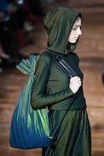 イッセイミヤケ 2017-18年秋冬コレクション - 揺らめくオーロラの光をファッションに落として｜写真24