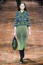 イッセイミヤケ 2017-18年秋冬コレクション - 揺らめくオーロラの光をファッションに落として｜写真25