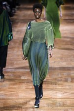 イッセイミヤケ 2017-18年秋冬コレクション - 揺らめくオーロラの光をファッションに落として｜写真26