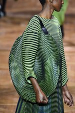 イッセイミヤケ 2017-18年秋冬コレクション - 揺らめくオーロラの光をファッションに落として｜写真27