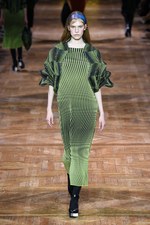 イッセイミヤケ 2017-18年秋冬コレクション - 揺らめくオーロラの光をファッションに落として｜写真28