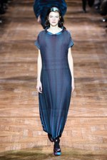 イッセイミヤケ 2017-18年秋冬コレクション - 揺らめくオーロラの光をファッションに落として｜写真33