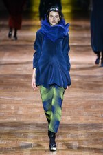 イッセイミヤケ 2017-18年秋冬コレクション - 揺らめくオーロラの光をファッションに落として｜写真35