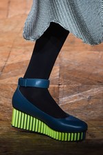 イッセイミヤケ 2017-18年秋冬コレクション - 揺らめくオーロラの光をファッションに落として｜写真42