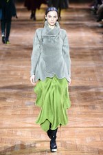 イッセイミヤケ 2017-18年秋冬コレクション - 揺らめくオーロラの光をファッションに落として｜写真43