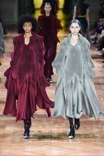 イッセイミヤケ 2017-18年秋冬コレクション - 揺らめくオーロラの光をファッションに落として｜写真45