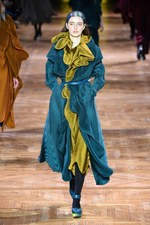 イッセイミヤケ 2017-18年秋冬コレクション - 揺らめくオーロラの光をファッションに落として｜写真49