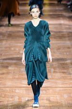 イッセイミヤケ 2017-18年秋冬コレクション - 揺らめくオーロラの光をファッションに落として｜写真51