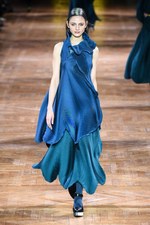 イッセイミヤケ 2017-18年秋冬コレクション - 揺らめくオーロラの光をファッションに落として｜写真52