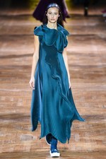 イッセイミヤケ 2017-18年秋冬コレクション - 揺らめくオーロラの光をファッションに落として｜写真53