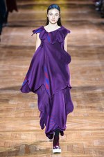 イッセイミヤケ 2017-18年秋冬コレクション - 揺らめくオーロラの光をファッションに落として｜写真54