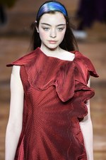 イッセイミヤケ 2017-18年秋冬コレクション - 揺らめくオーロラの光をファッションに落として｜写真57