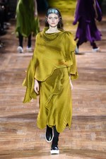 イッセイミヤケ 2017-18年秋冬コレクション - 揺らめくオーロラの光をファッションに落として｜写真58