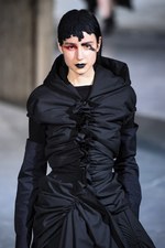 ヨウジヤマモト 2017-18年秋冬コレクション - ボリュームと凹凸で生まれる意志とキャラクター｜写真2