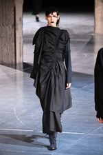 ヨウジヤマモト 2017-18年秋冬コレクション - ボリュームと凹凸で生まれる意志とキャラクター｜写真18