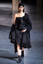 ヨウジヤマモト 2017-18年秋冬コレクション - ボリュームと凹凸で生まれる意志とキャラクター｜写真42