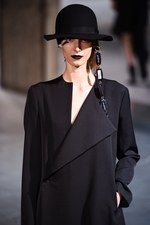 ヨウジヤマモト 2017-18年秋冬コレクション - ボリュームと凹凸で生まれる意志とキャラクター｜写真68