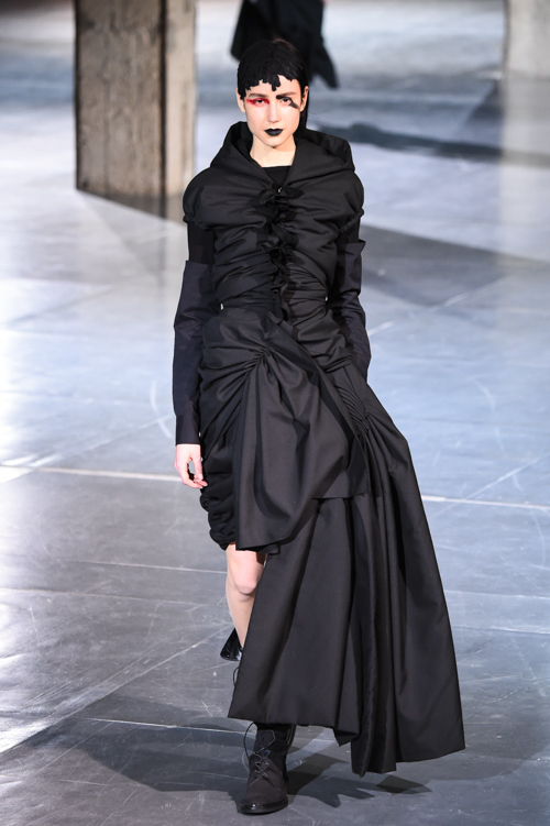 ヨウジヤマモト(Yohji Yamamoto) 2017-18年秋冬ウィメンズコレクション シルエット - 写真1