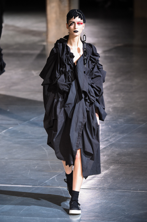 ヨウジヤマモト(Yohji Yamamoto) 2017-18年秋冬ウィメンズコレクション シルエット - 写真8