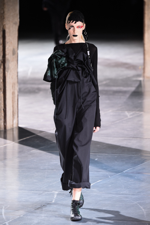 ヨウジヤマモト(Yohji Yamamoto) 2017-18年秋冬ウィメンズコレクション  - 写真19