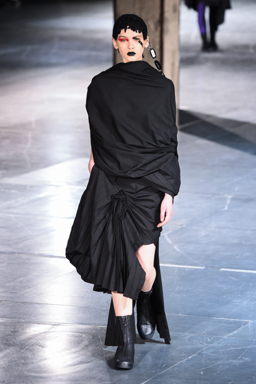 ヨウジヤマモト(Yohji Yamamoto) 2017-18年秋冬ウィメンズコレクション  - 写真24