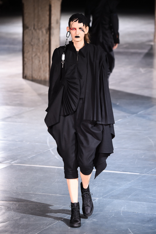 ヨウジヤマモト(Yohji Yamamoto) 2017-18年秋冬ウィメンズコレクション シルエット - 写真19