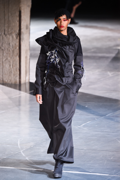 ヨウジヤマモト(Yohji Yamamoto) 2017-18年秋冬ウィメンズコレクション  - 写真32