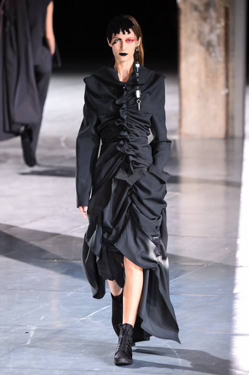 ヨウジヤマモト(Yohji Yamamoto) 2017-18年秋冬ウィメンズコレクション シルエット - 写真23