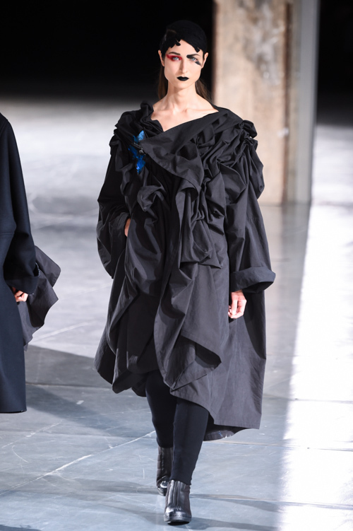 ヨウジヤマモト(Yohji Yamamoto) 2017-18年秋冬ウィメンズコレクション シルエット - 写真35