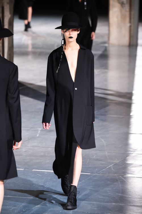 ヨウジヤマモト(Yohji Yamamoto) 2017-18年秋冬ウィメンズコレクション シルエット - 写真39