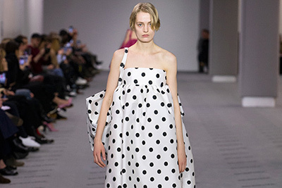 バレンシアガ 17年秋冬ウィメンズコレクション - 纏うことがファッションの楽しみ