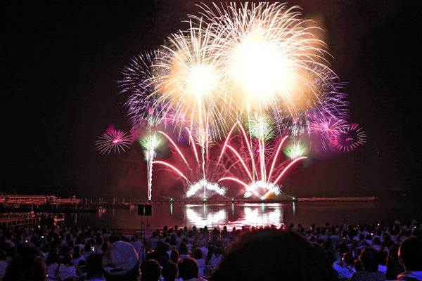 海の中道芸術花火18 福岡 海の中道海浜公園で 花火師 プログラマーによる音楽シンクロ花火 ファッションプレス