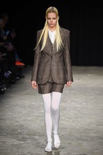 ヴェロニク ブランキーノ 2017-18年秋冬コレクション - 厳格さの中で知的に遊ぶ｜写真1