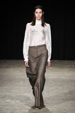 ヴェロニク ブランキーノ 2017-18年秋冬コレクション - 厳格さの中で知的に遊ぶ｜写真9