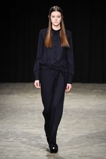 ヴェロニク ブランキーノ 2017-18年秋冬コレクション - 厳格さの中で知的に遊ぶ｜写真17