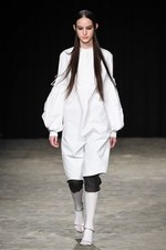 ヴェロニク ブランキーノ 2017-18年秋冬コレクション - 厳格さの中で知的に遊ぶ｜写真19