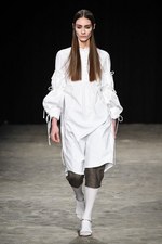 ヴェロニク ブランキーノ 2017-18年秋冬コレクション - 厳格さの中で知的に遊ぶ｜写真20