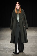 ヴェロニク ブランキーノ 2017-18年秋冬コレクション - 厳格さの中で知的に遊ぶ｜写真49