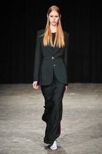 ヴェロニク ブランキーノ 2017-18年秋冬コレクション - 厳格さの中で知的に遊ぶ｜写真52