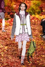 モンクレール ガム・ルージュ 2017年秋冬コレクション - 知的に楽しむ秋のトレッキング｜写真2