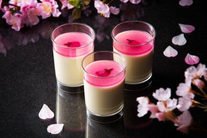 ＜パブロ＞桜香るソース＆塩漬け桜をトッピングした「チーズプリン」
