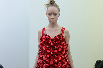 ノワール ケイ ニノミヤ 2017-18年秋冬コレクション - 漆黒の世界に訪れた紅