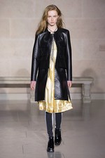 ルイ・ヴィトン 2017-18年秋冬コレクション - ルーブル美術館内で文化の融合を詩的に表現｜写真1