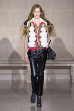 ルイ・ヴィトン 2017-18年秋冬コレクション - ルーブル美術館内で文化の融合を詩的に表現｜写真2