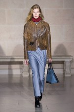 ルイ・ヴィトン 2017-18年秋冬コレクション - ルーブル美術館内で文化の融合を詩的に表現｜写真3