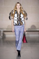 ルイ・ヴィトン 2017-18年秋冬コレクション - ルーブル美術館内で文化の融合を詩的に表現｜写真8