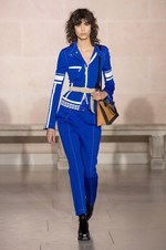 ルイ・ヴィトン 2017-18年秋冬コレクション - ルーブル美術館内で文化の融合を詩的に表現｜写真9