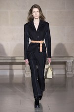 ルイ・ヴィトン 2017-18年秋冬コレクション - ルーブル美術館内で文化の融合を詩的に表現｜写真12